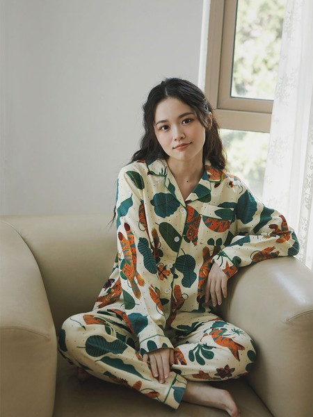 Naujo modelio moteriška spalvota pižama su sagomis - dviejų dalių