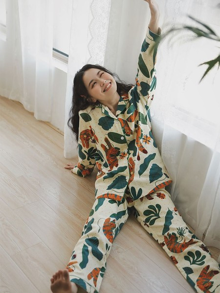 Naujo modelio moteriška spalvota pižama su sagomis - dviejų dalių