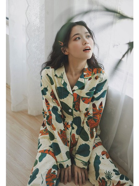 Naujo modelio moteriška spalvota pižama su sagomis - dviejų dalių