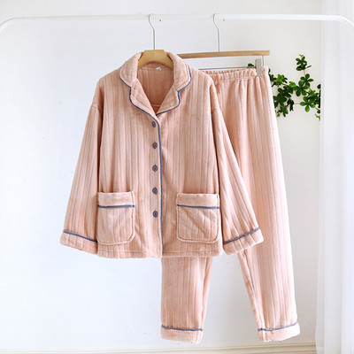 Női pizsama gallérral és V-nyakkal