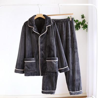 Női pizsama gallérral és V-nyakkal