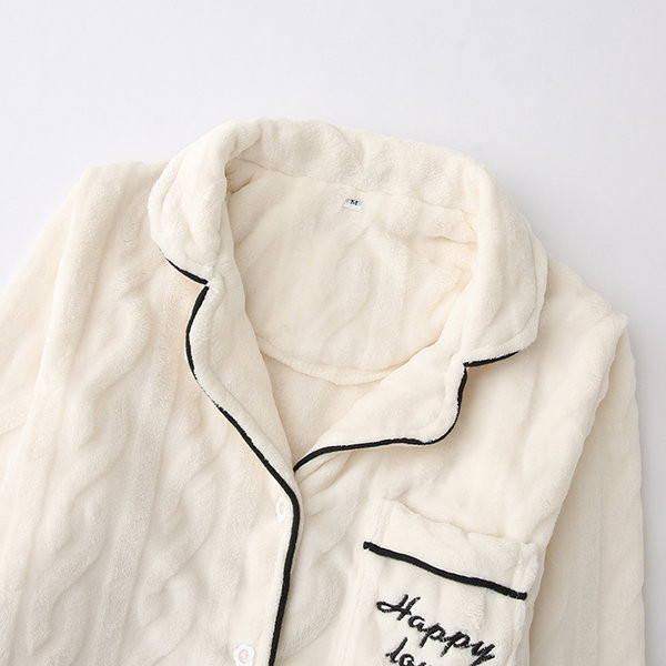 Női pizsama gallérral és V-nyakkal