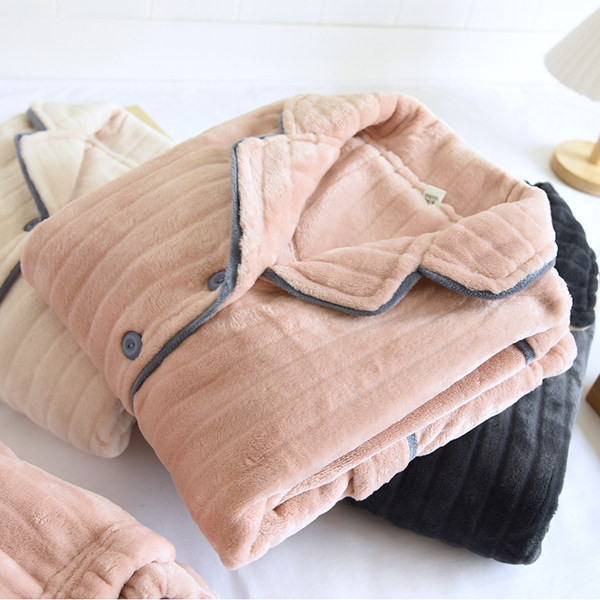 Női pizsama gallérral és V-nyakkal