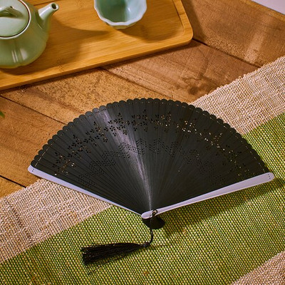Kínai stílusú, retro, teljesen bambusz sima, elsődleges színű összecsukható ventilátor, mindennap hordozható, kicsi és könnyen nyitható és zárható klasszikus ventilátor