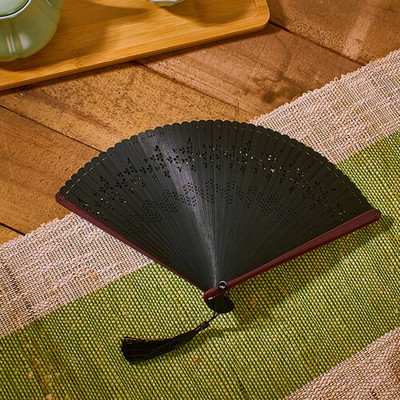 Kínai stílusú, retro, teljesen bambusz sima, elsődleges színű összecsukható ventilátor, mindennap hordozható, kicsi és könnyen nyitható és zárható klasszikus ventilátor