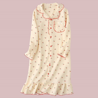 Ženska spavaćica s dugmićima i dugim rukavima