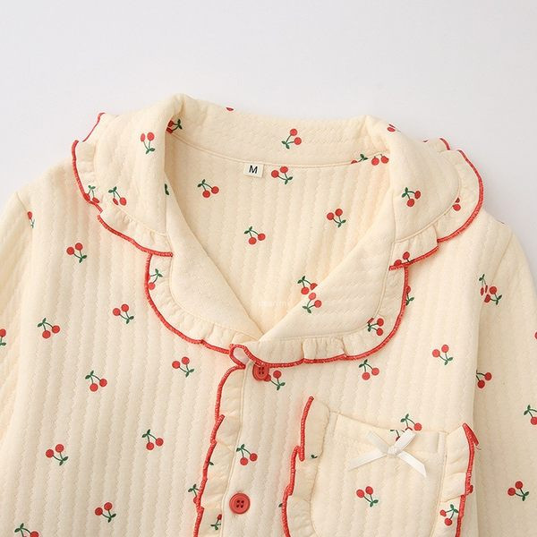 Ženska spavaćica s dugmićima i dugim rukavima