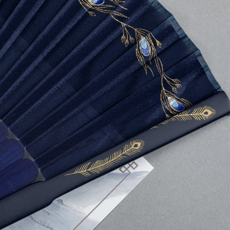 Kínai szél 7 hüvelykes összecsukható ventilátor klasszikus retro szél pávatollas forró arany férfi és női Cheongsam hordozható tánclegyező