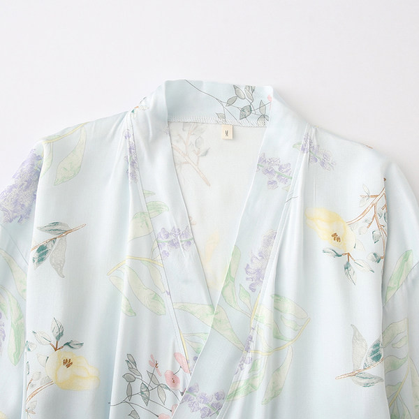 Pijamale de damă cu decolteu în V