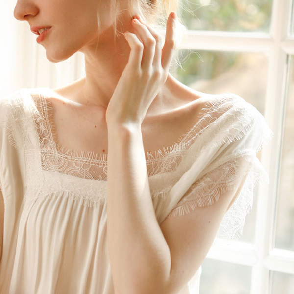 Ženska spavaćica sa čipkom