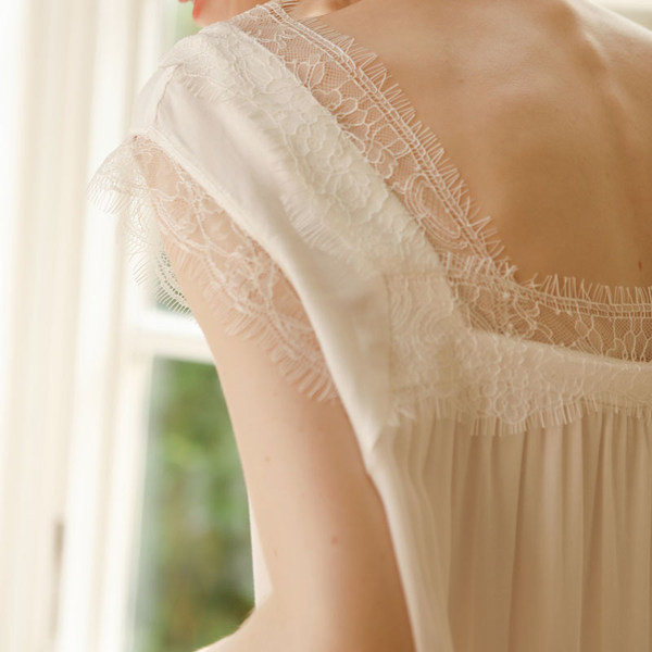 Ženska spavaćica sa čipkom