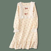 Moteriška pižama su kvadratine iškirpte ir kaspinu