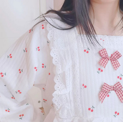 Moteriška pižama su kvadratine iškirpte ir kaspinu