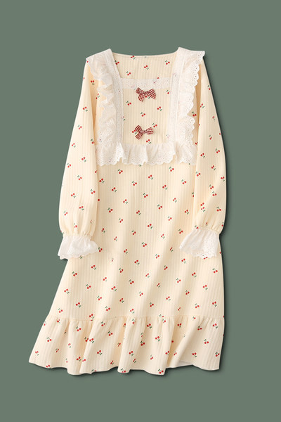 Moteriška pižama su kvadratine iškirpte ir kaspinu