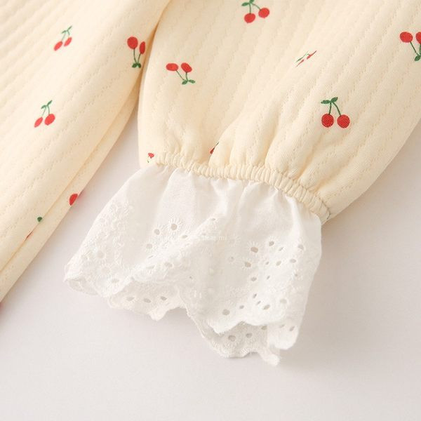 Moteriška pižama su kvadratine iškirpte ir kaspinu