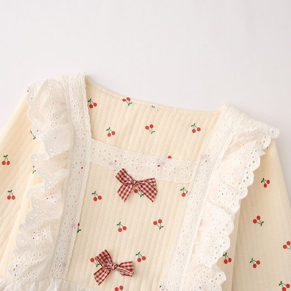 Moteriška pižama su kvadratine iškirpte ir kaspinu