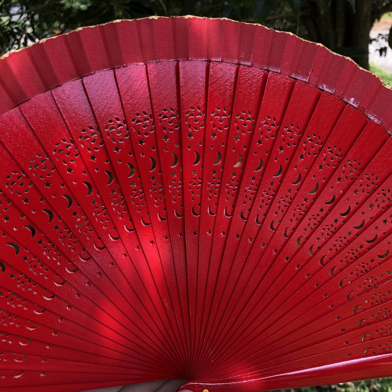 „Red Hollow Out Moon Star“ dvipusis medinis vėduoklės kaulas „Cheongsam“ Japonijos geišos šokių sulankstomas ventiliatoriaus rūmų pasirodymo ventiliatoriaus dekoras