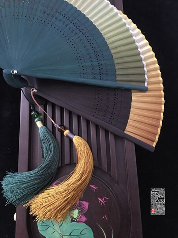 Edo γιαπωνέζικο στυλ Πτυσσόμενος ανεμιστήρας κιμονό σε ιαπωνικό στιλ Γνήσιος μεταξωτός θηλυκός ανεμιστήρας Μικρό λουλούδι σκαλιστό κενό ανεμιστήρας χρυσό