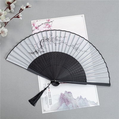 Kínai stílusú tusfestmény tájkép Összecsukható ventilátor faragott üreges fogantyú Lady retro selyem kézi ventilátor tánc kellékekhez lakberendezés
