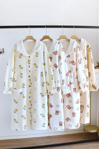 Naujo modelio moteriški naktiniai marškiniai su sagomis