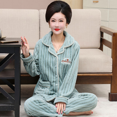 Moteriška dviejų dalių pižama su apykakle ir sagomis