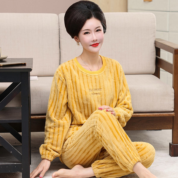 Moteriška pliušinė pižama - dviejų dalių