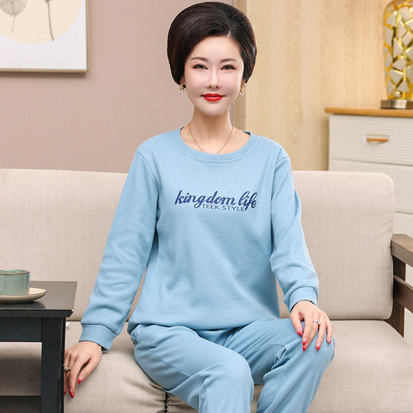 Pijamale de dama de toamna din doua piese cu decolteu oval, mai multe modele