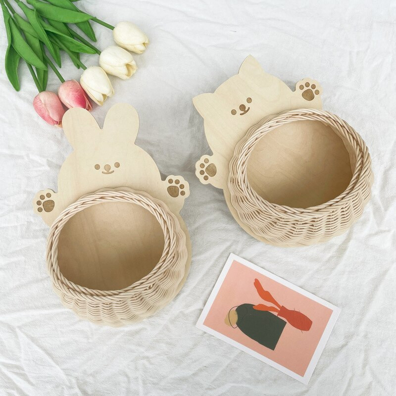 INS Nordic Rattan pakabinamas krepšelis Natūralaus rotango austo sienų dekoras su mediniu gyvūno nugara Kūrybiškas vaikų kambario dekoras