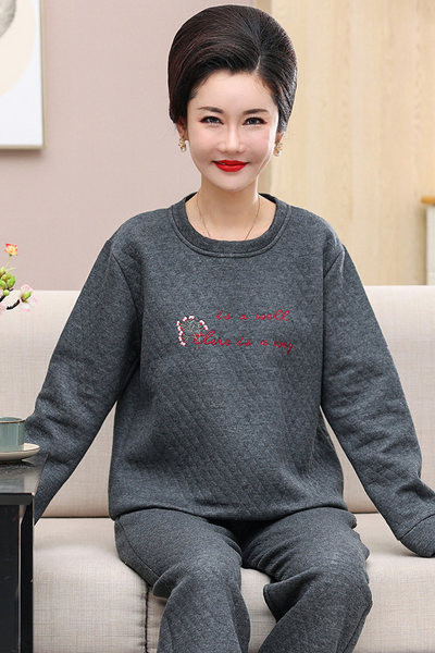 Γυναικεία πιτζάμα σε δύο μέρη  με οβάλ λαιμόκοψη και επιγραφή