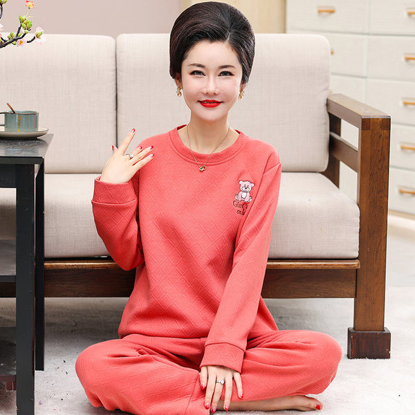 Γυναικεία πιτζάμα σε δύο μέρη  με οβάλ λαιμόκοψη και επιγραφή