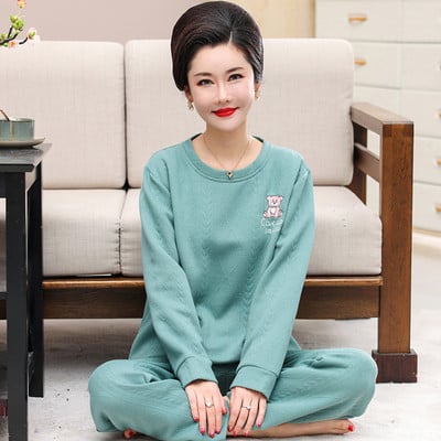 Un nou model de pijamale de dama realizata dintr-o bluza cu decolteu rotund si fund