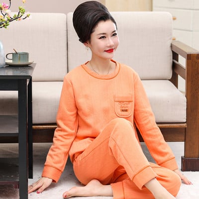 Un nou model de pijamale de dama realizata dintr-o bluza cu decolteu rotund si fund