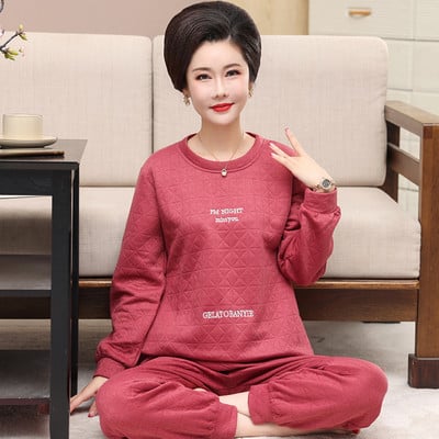 Un nou model de pijamale de dama realizata dintr-o bluza cu decolteu rotund si fund