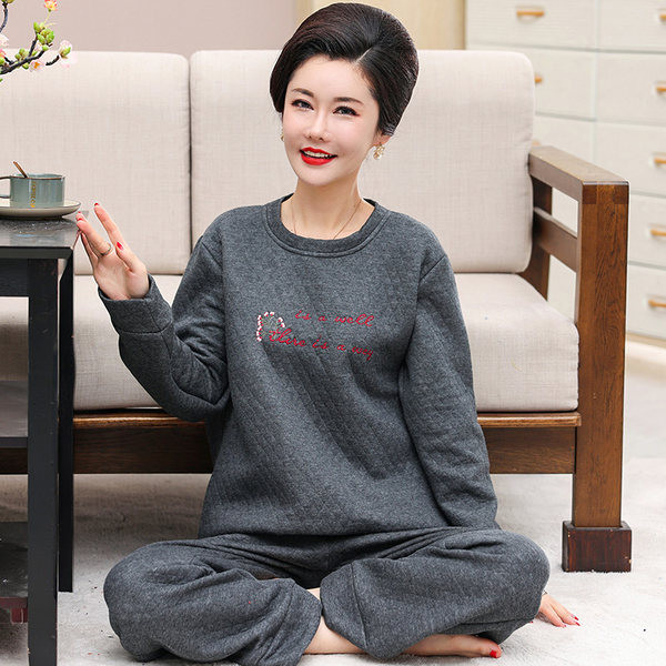 Un nou model de pijamale de dama realizata dintr-o bluza cu decolteu rotund si fund