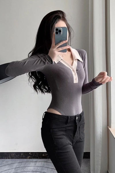 Divatos női body gombokkal