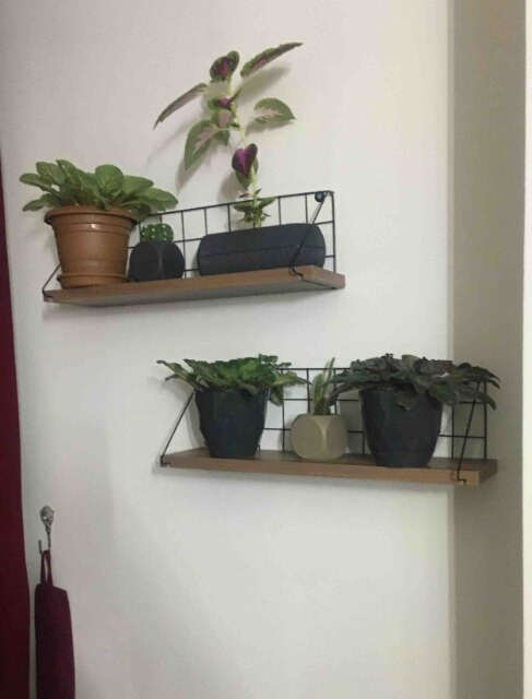 Viengubas medinis metalinis pakabinamas ant sienos lentynos Svetainės dekoravimo stendas Namų sienų apdaila Miegamojo laikymo lentyna