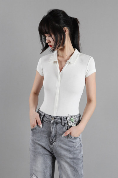 Kelių spalvų laisvalaikio moteriškas bodis trumpomis rankovėmis