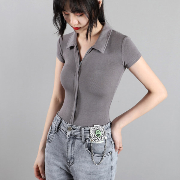 Kelių spalvų laisvalaikio moteriškas bodis trumpomis rankovėmis