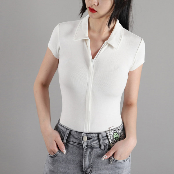 Kelių spalvų laisvalaikio moteriškas bodis trumpomis rankovėmis