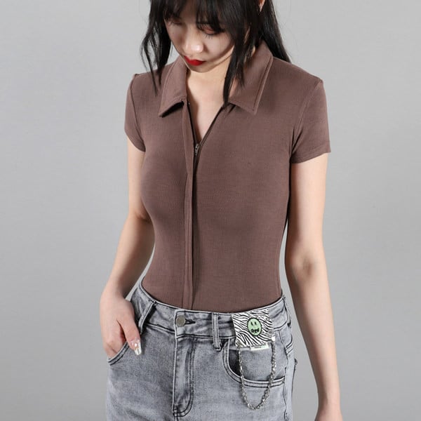 Kelių spalvų laisvalaikio moteriškas bodis trumpomis rankovėmis