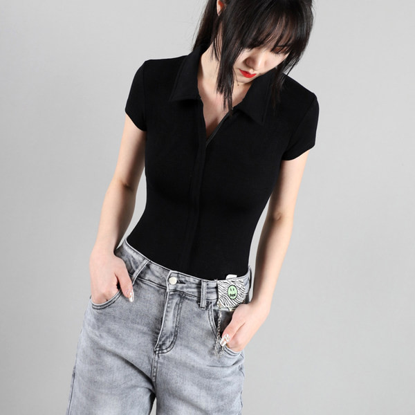 Kelių spalvų laisvalaikio moteriškas bodis trumpomis rankovėmis