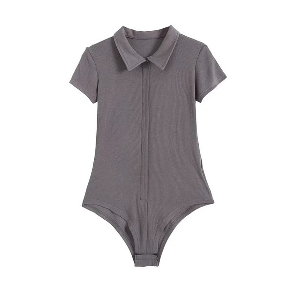 Kelių spalvų laisvalaikio moteriškas bodis trumpomis rankovėmis