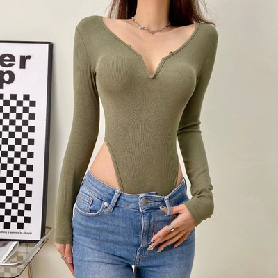 Bodis ilgomis rankovėmis su V formos iškirpte