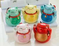 A Fortune Cat Piggy Bank (kicsi) segítségével kreatív gyerekeknek és lányoknak menthet aranyos ajándékokat felnőtteknek