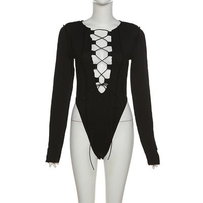 Madingas bodis ilgomis rankovėmis ir kaklaraiščiais