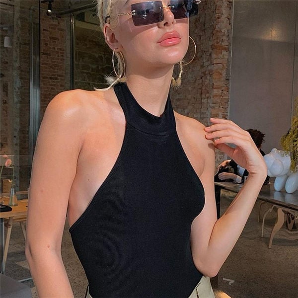 Moteriškas permatomas bodis apnuoginta nugara