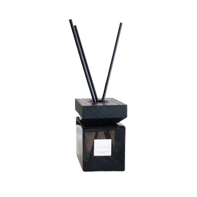 150 ml-es Reed diffúzor természetes fából készült kupakkal, négyzet alakú diffúzorral és fekete szálas rattan botokkal Shangri-la Hilton English Pear Fressia
