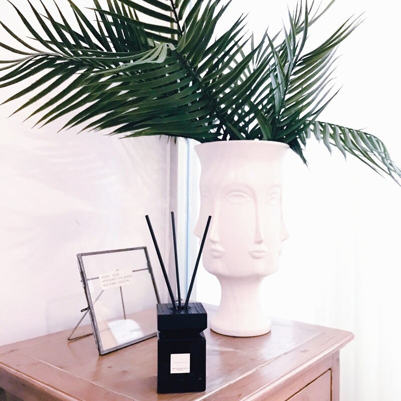 150 ml-es Reed diffúzor természetes fából készült kupakkal, négyzet alakú diffúzorral és fekete szálas rattan botokkal Shangri-la Hilton English Pear Fressia