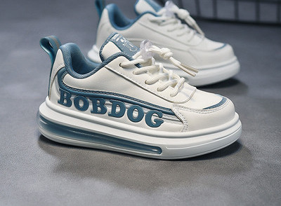 Gyerek tornacipő egyenes talppal, felirattal