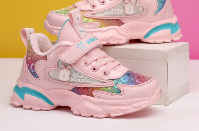 Laste tossud tüdrukutele - paelte ja plaastritega